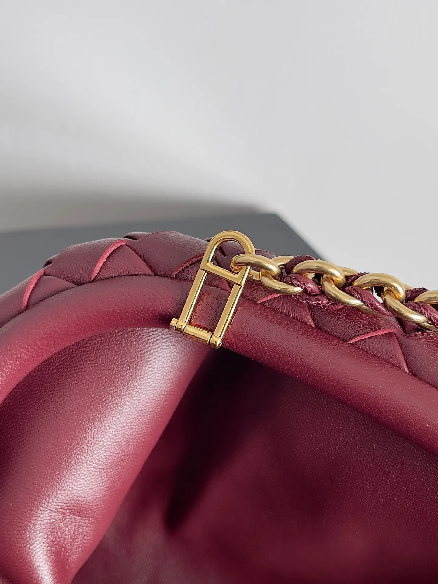 Batch 2260 BOTTEGA VENETA Lady's LAUREN CLUTCH Chain Clutch was inspired by 40 years ago. It is a perfect fusion of classic and modern bags. It is effortless and fashionable for any occasion and at any time. The newly added detachable metal chain allows people to have more ways to carry it. It is grand and elegant. Style No.: 785807 Size: 31.5*16.5*11cm